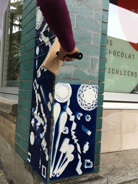  Collage sur les murs extérieurs de la chocolaterie BONNEAU
quartier Ahuntsic Montréal, 2021